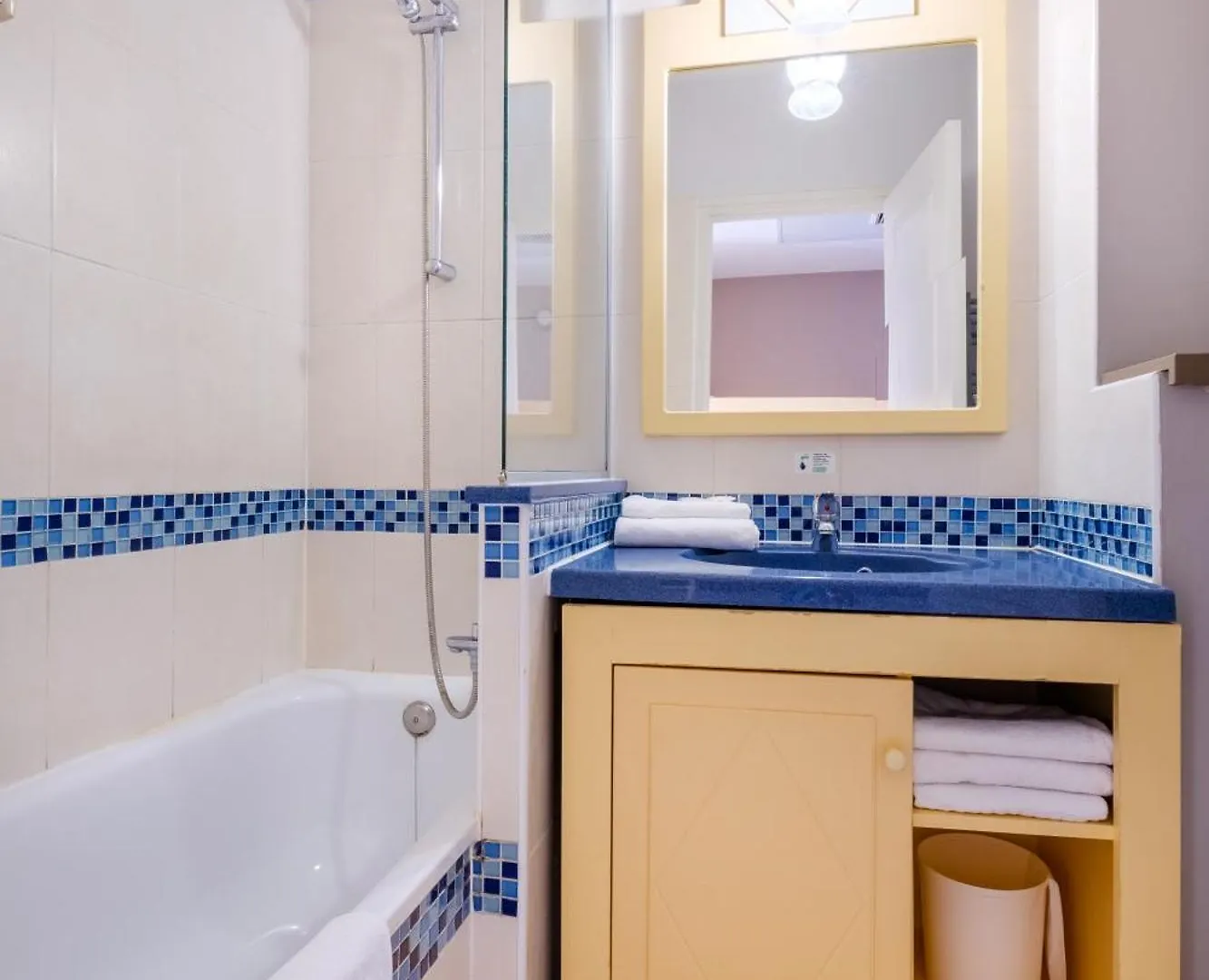**** Апарт-отель Residence Pierre & Vacances Heliotel Marine Сен-Лоран-дю-Вар Франция